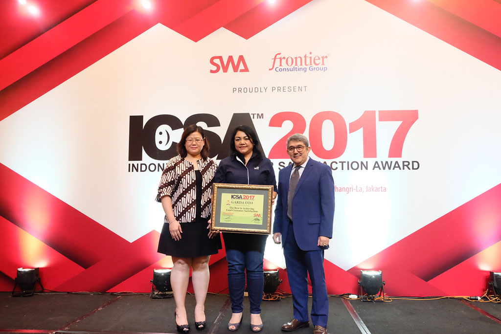 Ida R. M. Sigalingging selaku Chief Corporate Services Officer Asuransi Astra (tengah) menerima penghargaan bergengsi kepuasan pelanggan. 